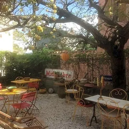 Sous L'abricotier Bed & Breakfast 3*