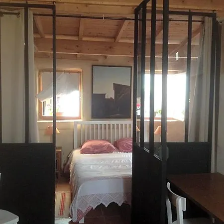 Sous L'abricotier Bed & Breakfast 3*